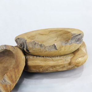 Solid wood bowl set displayed in multiple sizes with hand-finished surfaces, ideal for serving snacks, salads, or tabletop styling.