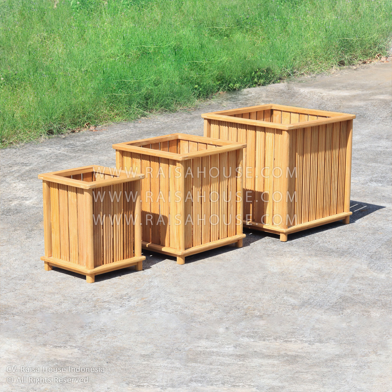 Karl teak wood planters set made by an Indonesian furniture manufacturer, ideal for outdoor gardens, patios or commercial landscaping.
